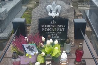 Kwiaty i znicze na grobie Klemensa Henryka Sokalskiego