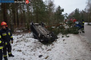 Gołoledź na drodze. Dachowała i ścięła drzewo