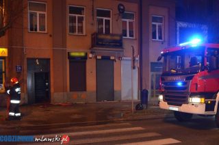 Pożar na Żwirki. Pijany niedopałkiem podpalił wersalkę