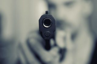 Z toalety ukradł pistolet pozostawiony przez ochroniarza