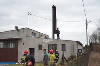 Silny wiatr złamał metalowy komin na Dalekiej