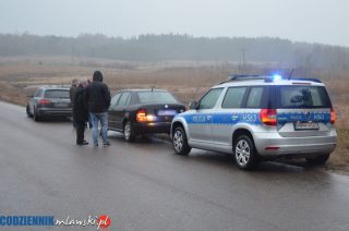 Łomia. W poprzek drogi leżały kamienie przykryte gałęziami