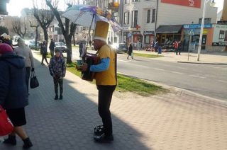 Może i dla ciebie zagra uliczny grajek?