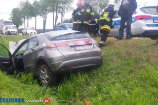 Mdzewo. Osobowa Honda w rowie