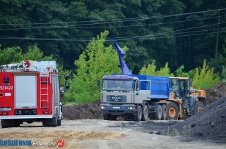 Ciężarówka zahaczyła o linię energetyczną