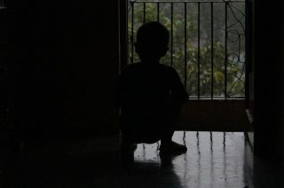 6-latka na parapecie okna. Dwie młode matki zostawiły w nocy trójkę dzieci i ruszyły na libację