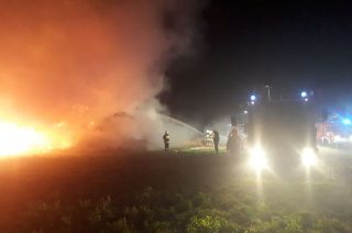 Nocny pożar stogu w Trzciance