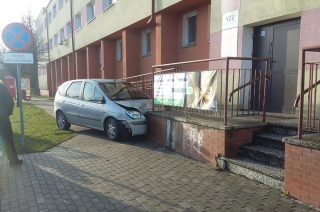 Nietrzeźwy kierowca uderzył autem w budynek szpitala