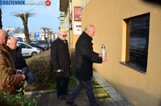 Zapłonął znicz pamięci pod pamiątkową tablicą na Starym Rynku [zobacz film]