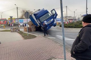 Przewrócona ciężarówka na długo sparaliżowała ruch na rondzie