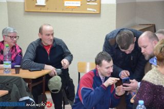 Uliczne ciemności, zniszczona ulica i śmietnik pod nosem