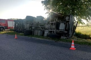 Wypadek w Giełczynie. Wywrócona ciężarówka z paszą [fot.]