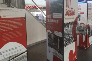 Rocznicowa wystawa o „Solidarności” w hali Dworca Centralnego