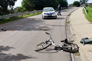 Wypadek na moście w Radzanowie, ranny rowerzysta