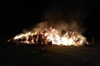 Nocny pożar słomy w Budach Garlińskich. To znów podpalenie?