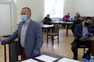 Publiczne przeprosiny na sesji. Poszło o słowa, czy jednak sprawa jest wyjaśniona?