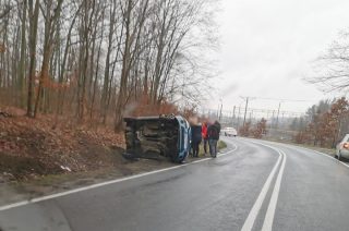Uwaga ślisko! Auto wywrócone na bok [foto]