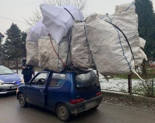 A to pieron! Pakunek na dachu dwa razy większy niż auto