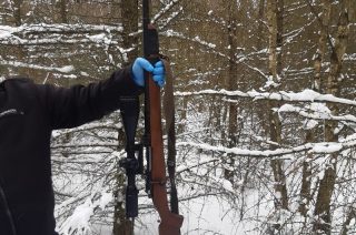 Leśnicy z Dwukół odnaleźli ukrytą broń i schwytali leśnych strzelców [FOTO]