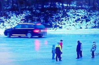 Kręcił bączki autem na zamarzniętej rzece [FILM]