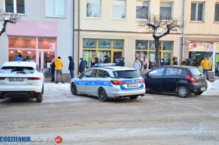 Policja przed cukiernią. Stoi tam długa kolejka