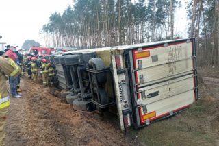 Ciężarówka w rowie między Strzegowem a Glinojeckiem [FOTO]