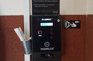 Samoobsługowy alkomat na komendzie w Płońsku