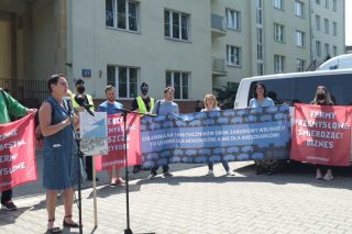 Mieszkańcy wsi i organizacje ekologiczne protestują pod Ministerstwem Klimatu i Środowiska