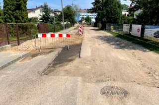 Zdewastowana ulica Zabrody, kierowcy uszkadzają zawieszenia [FILM,FOTO]