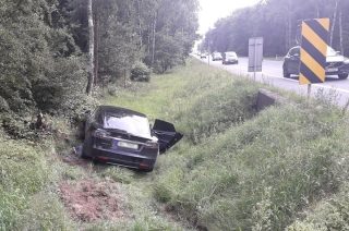 Nie pomogły nowoczesne systemy. Auto za kilkaset tysięcy w rowie pod Strzegowem [FOTO]