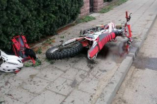 Zderzenie motocyklisty z jeepem na  ul. Podmiejskiej