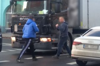Mława. Krewcy kierowcy prawie się pobili na skrzyżowaniu [FOTO]