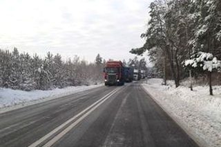 Koło Turzy Małej ciężarówki zablokowały drogę