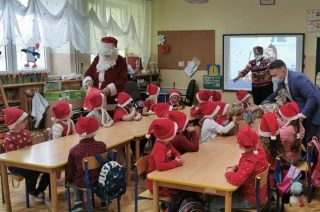 Mikołaj i pomocnicy przynieśli prezenty dla uczniów w Wieczfni