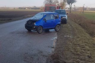 Szreńsk. Kierowca uderzył autem w drzewo, trafił do szpitala