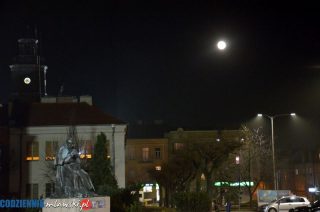 Wyjątkowo piękna pełnia księżyca nad Mławą