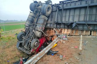 Groźny wypadek na „siódemce” koło Strzegowa. Wywrócona ciężarówka blokuje drogę [FOTO]