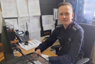 Nidzicki policjant uratowaĹ 4-latkÄ, ktĂłra zadĹawiĹa siÄ cukierkiem