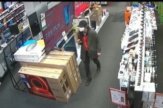 Kradzież w sklepie RTV, AGD. Zobacz nagranie z monitoringu [FILM]