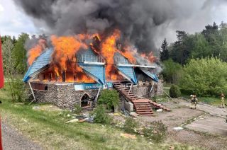 Spłonął budynek zajazdu Eden w Napierkach [FOTO, FILM]