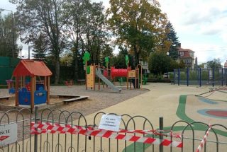 Plac zabaw w parku zamknięty