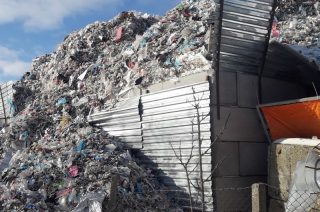 WIOŚ ukarał ogromną grzywną jedną z firm zbierającą odpady w Mławie. Jej kontrahent  jest na celowniku