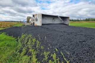 25 ton węgla wysypało się na drogę [FOTO]