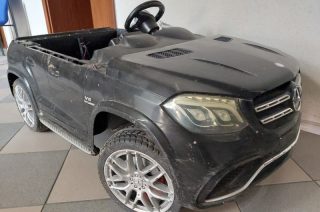 Czarny mercedes odzyskany przez policję. Kto zna właściciela?