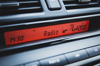 Masz radio w firmowym samochodzie? Poczta Polska skontroluje, czy opłaciłeś abonament RTV