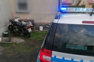 NietrzeĹşwy motocyklista prĂłbowaĹ uciec przed policyjnym poĹcigiem