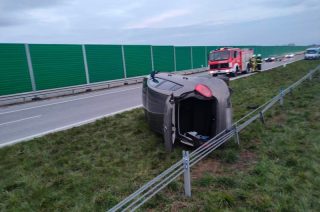 Groźny wypadek na „siódemce”. Fiat leżał na boku [FOTO]