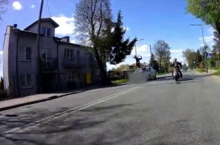 Uderzył w dwójkę pieszych na pasach, a ci przefrunęli ponad autem [FILM]