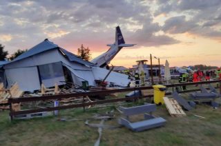 Mazowsze. Samolot spadł na hangar. 5 osób nie żyje
