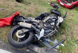 Tragiczny wypadek pod Krzynowłogą Małą. Nie żyje motocyklista i pasażerka osobówki